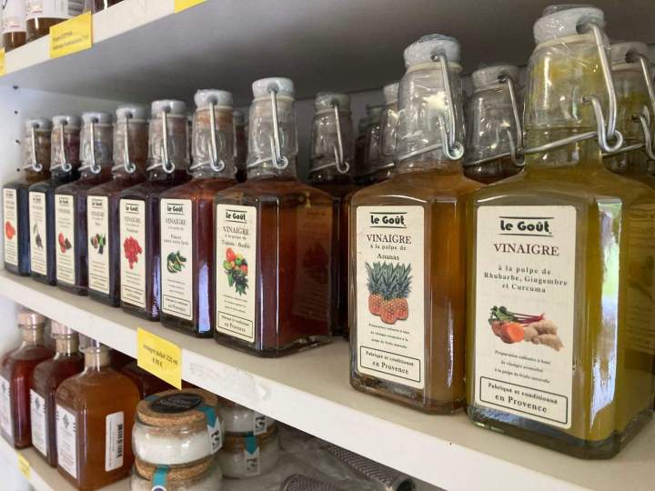 Produits variés d'épicerie fine Saclas